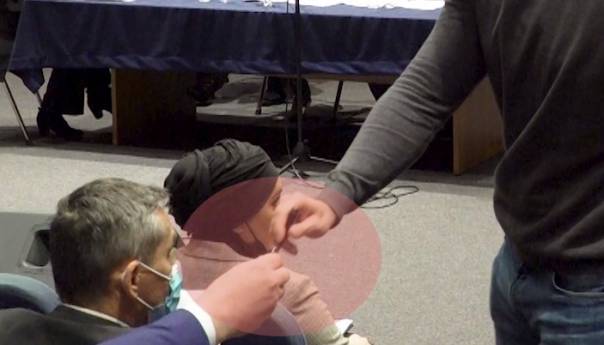 Snimak: Olovka s kamerom kruži između vijećnika 'četvorke'