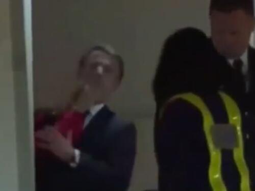 Snimak se širi internetom: Macrona supruga ošamarila u avionu