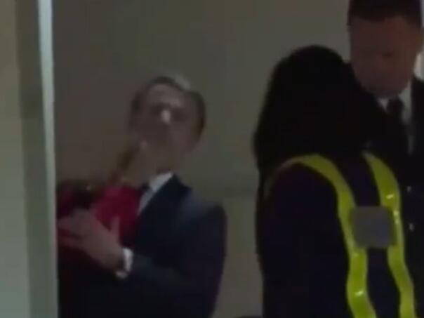 Snimak se širi internetom: Macrona supruga ošamarila u avionu