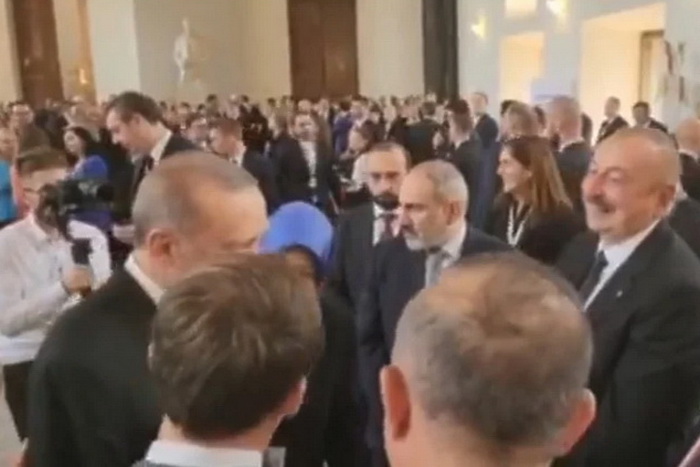 Snimak Vučića u Pragu hit na Twitteru: Usamljen tipka na mobitel