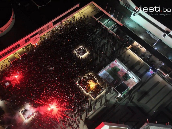 Snimci iz zraka: Hiljade Sarajlija odalo počast Halidu Bešliću