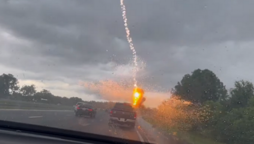 Snimljen udarac munje u kamionet, meteorolozi zaprepašteni snimkom