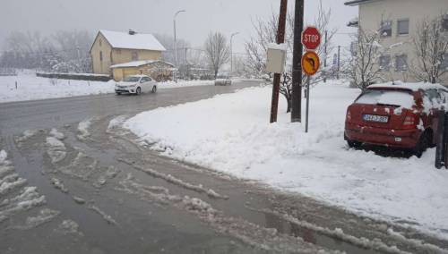 Snježne padavine napravile kolaps u BiH: Odgođena nastava, brojne nesreće...