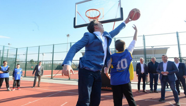 SNS na izbore sa sloganom "Aleksandar Vučić - Za našu decu"