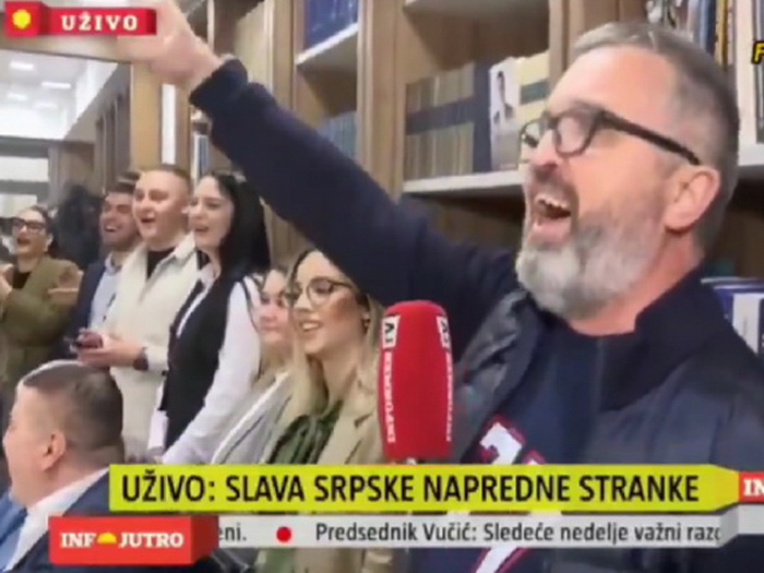 SNS-ovci pjevali: Predsjedniče Aleksandre, tvojoj majci hvala, što junaka rodila je