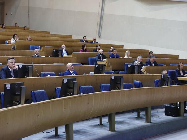 SNSD i partneri pauzama odugovlače sjednicu, data nova!