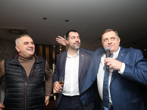 SNSD proslavlja pobjedu Siniše Karana, Dodik zapjevao