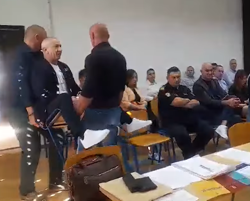 SNSD-ov režim u Doboju na silu iznosi neistomišljenike iz skupštinskih klupa