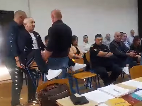 Režim u Doboju na silu iznosi neistomišljenike iz skupštinskih klupa