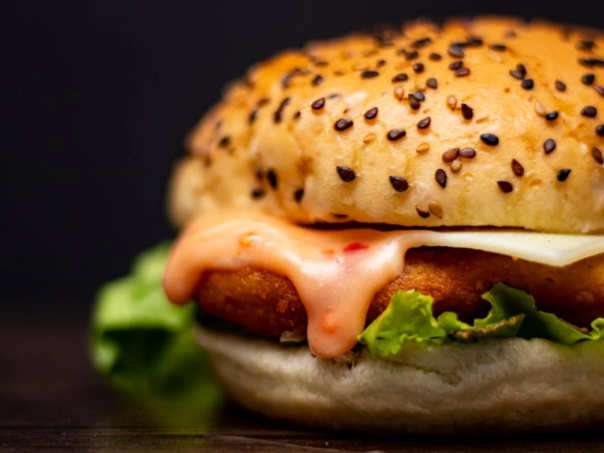 Sočni pileći burgeri iz rerne: Bez masnoće i aditiva, a nevjerovatnog okusa