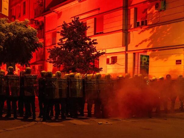 Šok bombe ili psovke i uvrede? Policija i demonstranti različito o sukobu u Novom Sadu