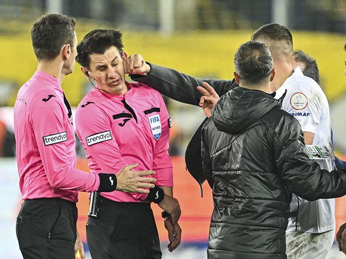 Šokantne scene: Predsjednik turskog kluba nokautirao sudiju