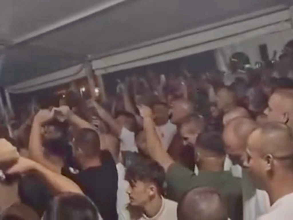 Šokantni snimci iz Bratunca: Masa u transu na pjesmu mržnje