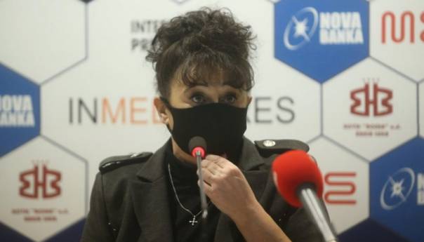 Sonja Karadžić: Ukloniti tablu s imenom Radovana Karadžića