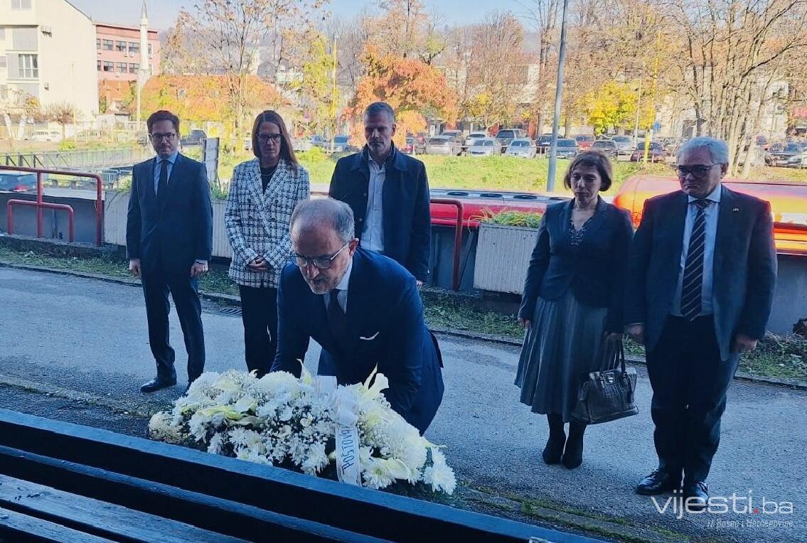 Soreca i ambasadori odali počast žrtvama tragedije u Tuzli