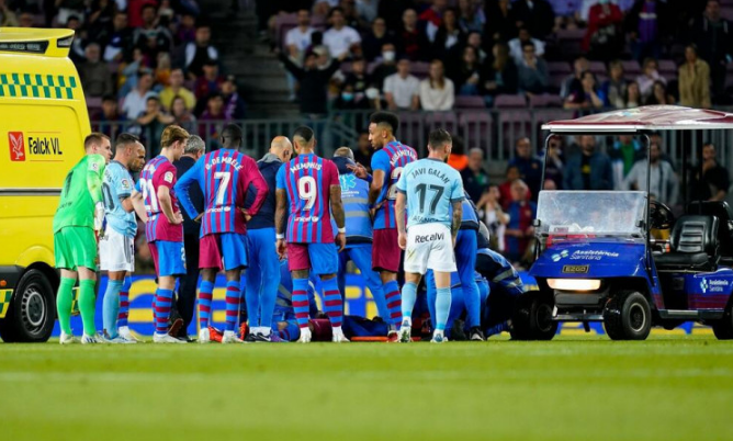 Španija: Fudbaler Barselone se srušio na teren, reagirala hitna pomoć