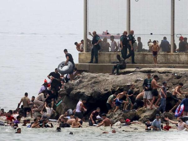 Španija šalje vojsku u Ceutu nakon masovnog priliva migranata