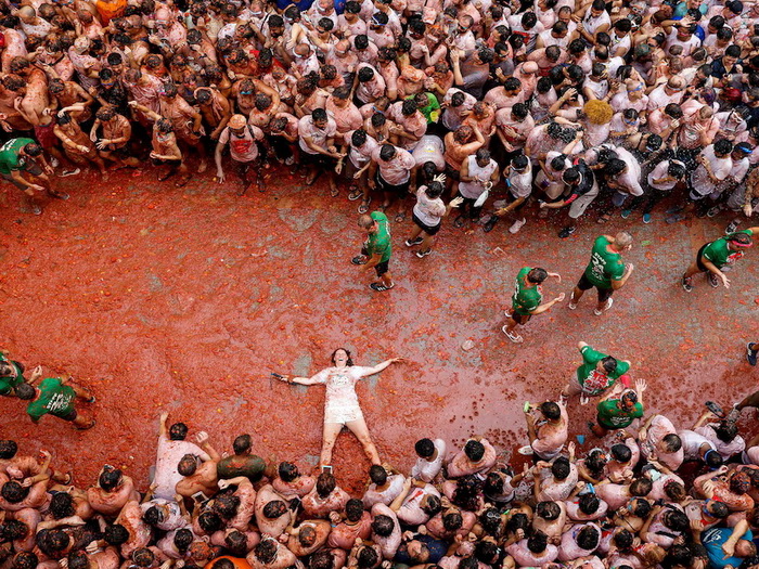 Španski grad Bunol natopljen crvenom bojom tokom festivala Tomatina