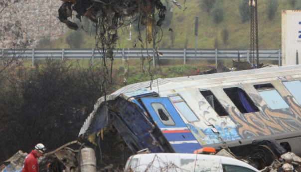 Spasilačke ekipe i dalje pretražuju vagone, grčki željezničari nastavili štrajk