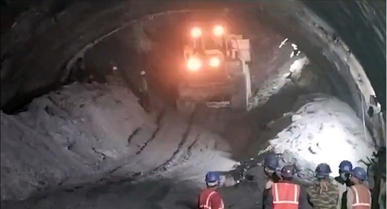 Spasioci se bore da dođu do 40 radnika zarobljenih u urušavanju himalajskog tunela