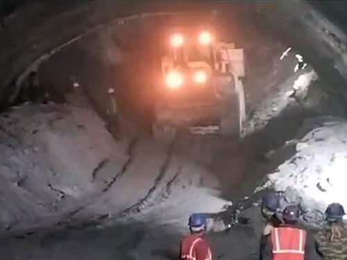 Spasioci se bore da dođu do 40 radnika zarobljenih u urušavanju himalajskog tunela