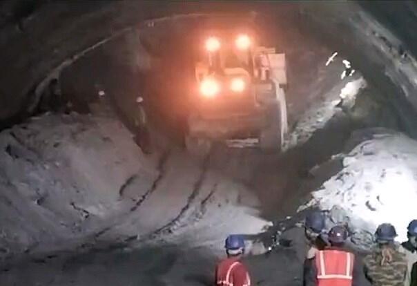 Spasioci se bore da dođu do 40 radnika zarobljenih u urušavanju himalajskog tunela