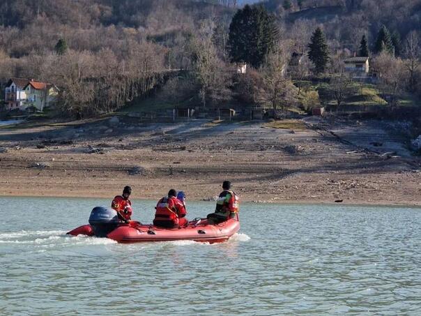 Spasioci tragaju za ribarom koji je nestao na Jablaničkom jezeru
