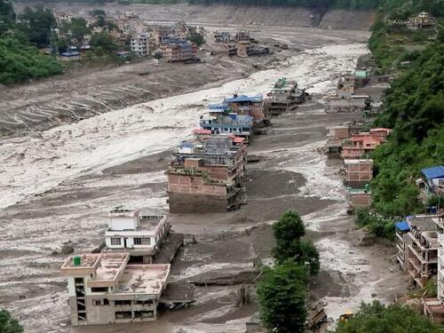 Spasioci u Nepalu i Kini tragaju za više od 3.000 nestalih nakon katastrofe