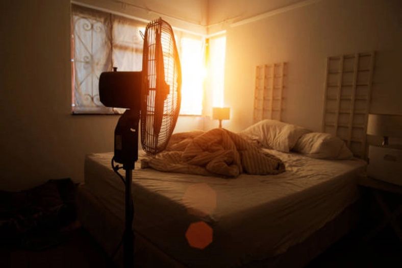 Spavanje sa upaljenim ventilatorom: Stručnjaci upozoravaju na rizike
