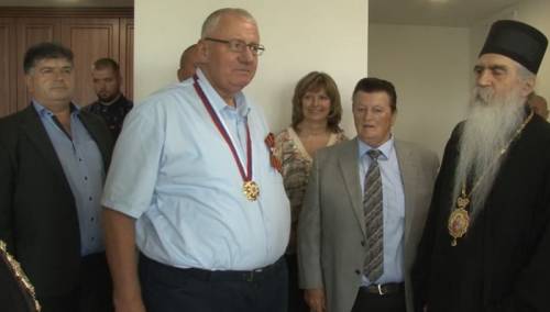 SPC odlikovala ratnog zločinca Vojislava Šešelja