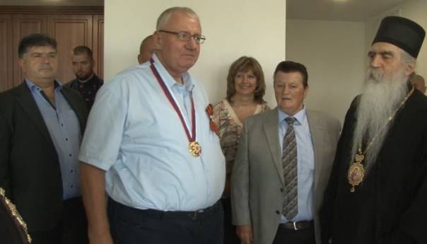 SPC odlikovala ratnog zločinca Vojislava Šešelja