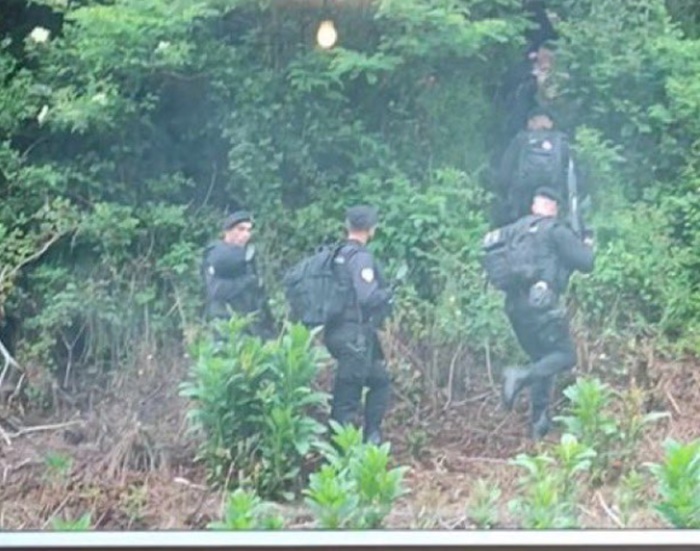 Specijalci MUP-a RS u blizini Srednjoškolskog centra u Srebrenici