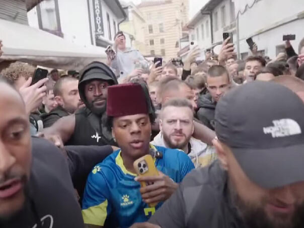 Speed se jedva probija kroz Baščaršiju, odmah je probao ćevape i pitu