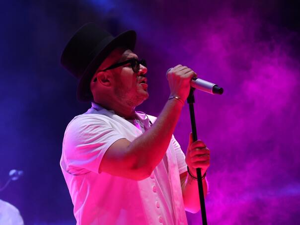 Spektakl ispod Starog mosta: Tropico Band oduševio Mostarce, publika u transu
