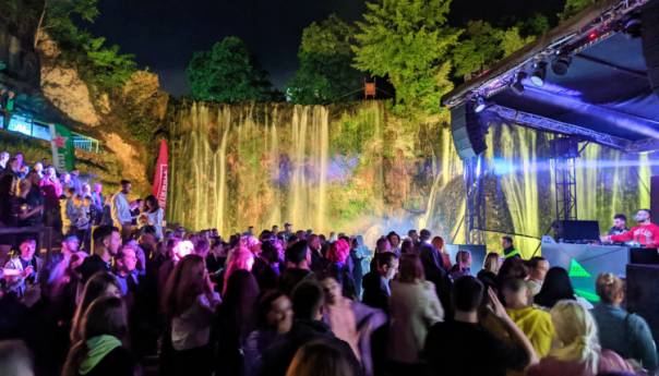 Spektakl Mahmuta Orhana ispod Plivskog vodopada