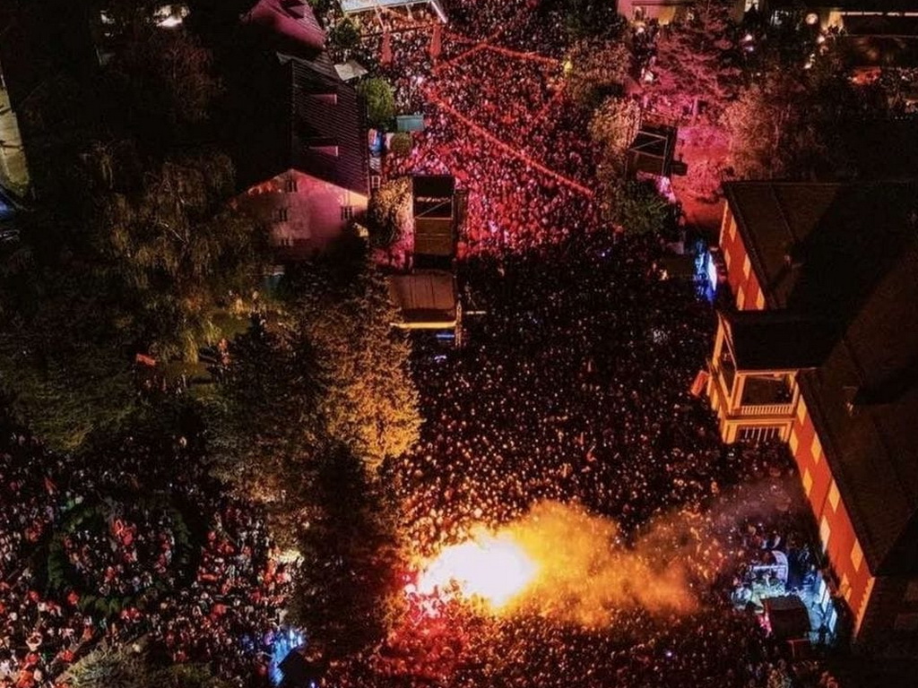 Spektakl na Cetinju: Dino Merlin pred hiljadama ljudi na Dvorskom trgu