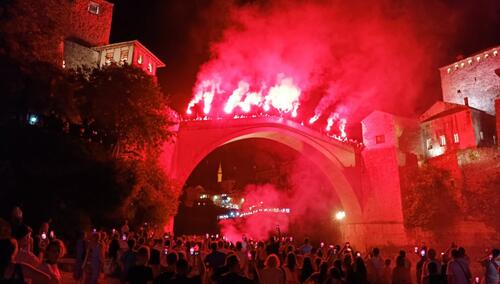 Spektakl u Mostaru: Bakljada i noćni skok povodom godišnjice obnove Starog mosta