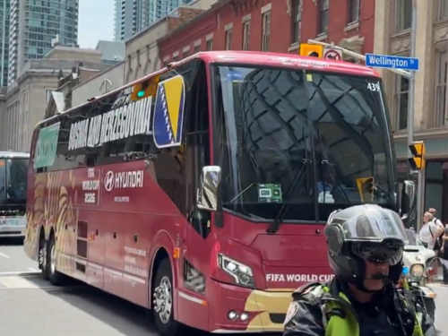 Spektakl u Torontu: Policija pod sirenama otvorila put Zmajevima kroz grad