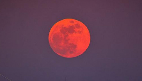 Spektakl vidljiv golim okom: Noćas na nebu super krvavi Mjesec