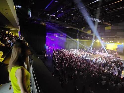 Spektakularan koncert Zdravka Čolića u Dubaiju, publika uživala do duboko u noć