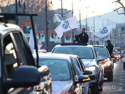 Spektakularni prizori s defilea vozila: Ljiljani preplavili Sarajevo