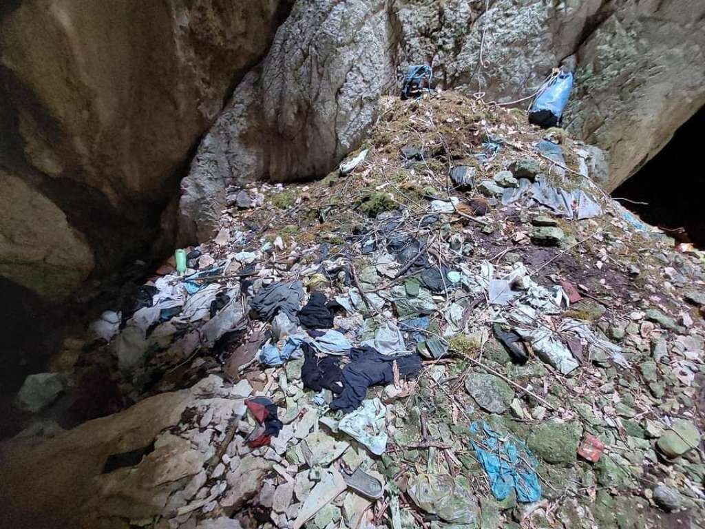 Speleolozi u jamama pronašli granate, životinjske kosti i dosta smeća