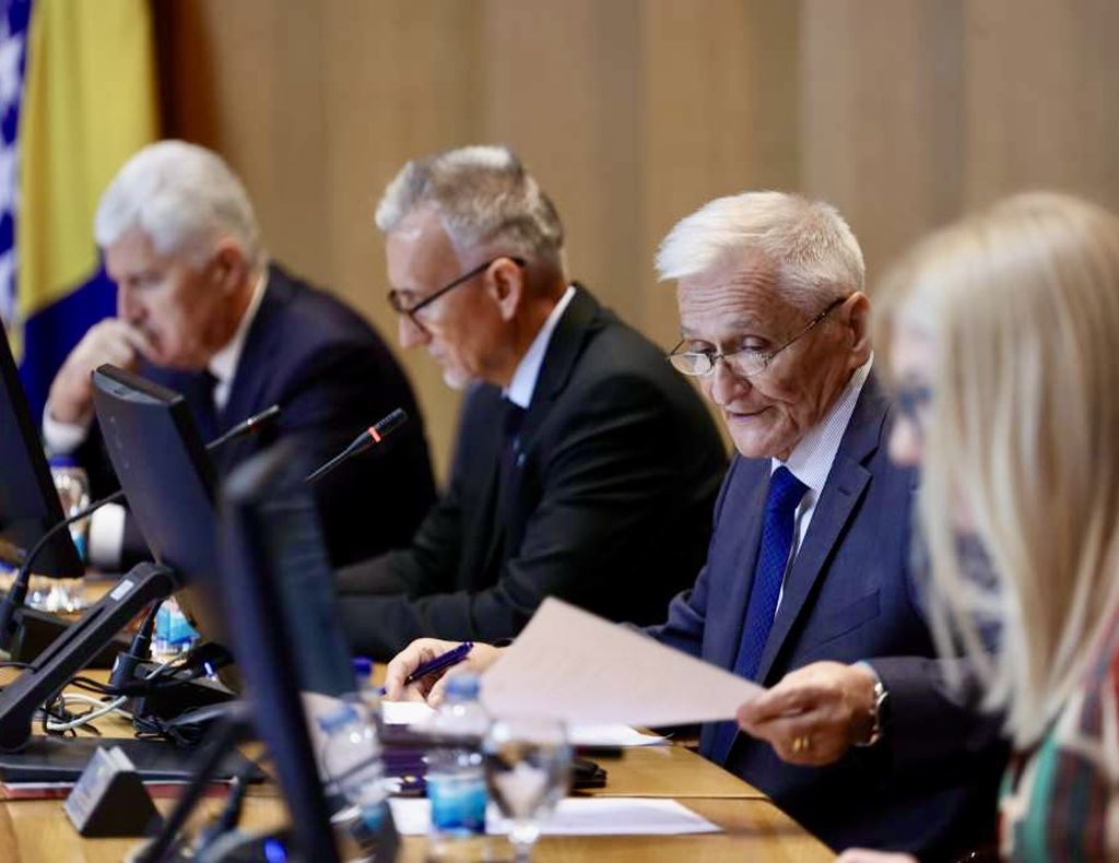 Špirić teroriše Dom naroda: Držite institucije u paralizi!