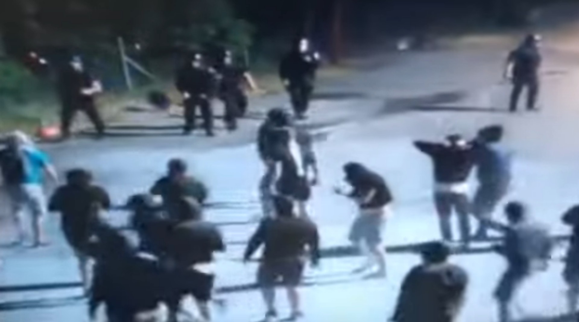 Objavljen snimak sukoba navijača s policijom u blizini Splita