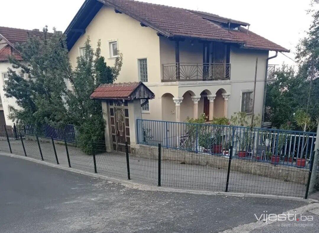 Sporna ograda na trotoaru: Inspekcija izdala naredbu