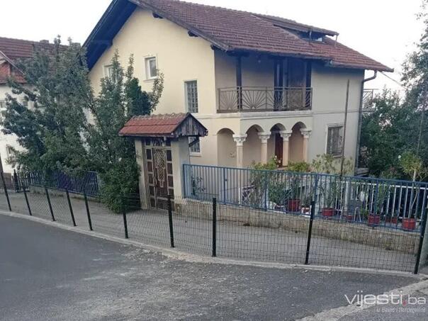 Sporna ograda na trotoaru: Inspekcija izdala naredbu