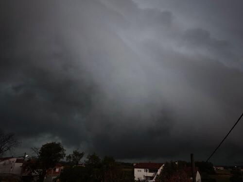 Sprema se nevrijeme: Crni, gusti oblak se nadvio na bh. gradom