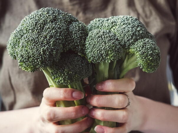 Spriječava rak, spašava jetru, štiti od demencije, ali dugim kuhanjem brokula gubi svoju moć