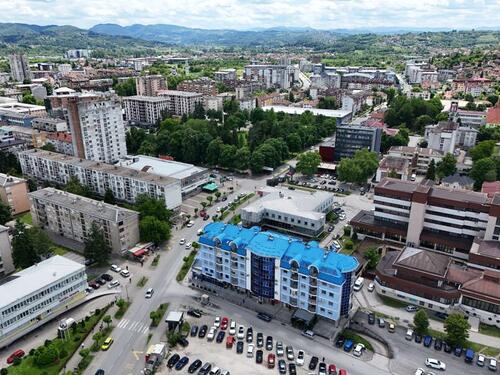 Spriječeno samoubistvo u Doboju: Muškarac pokušao skočiti s klima uređaja