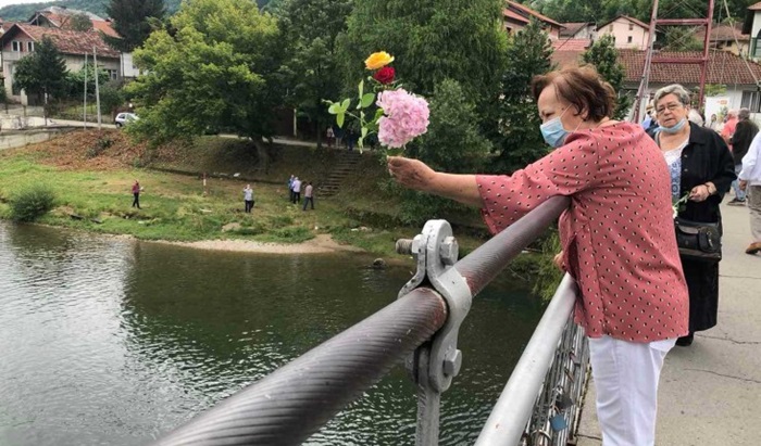 Spušteno cvijeće u Vrbas u Banjoj Luci uz poruke mira i suživota